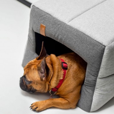 Cabane intérieur design gris clair pour chien